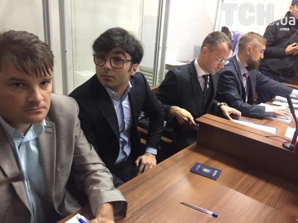 Син нардепа Нестора Шуфрича прийшов на суд разом із впливовим батьком – 02