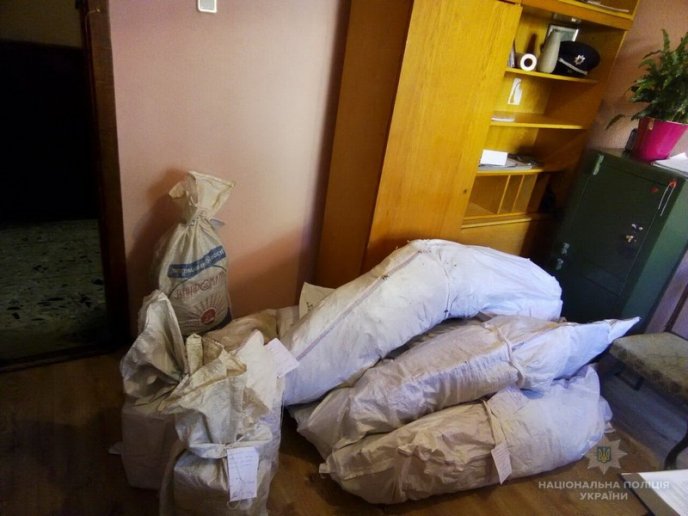 Вдома у пенсіонерки поліцейські знайшли рекордну кількість нарковмісних рослин – 02