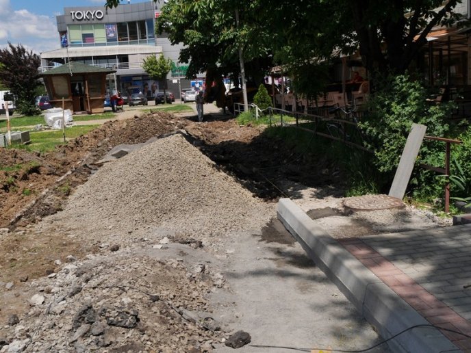 В Ужгороді облаштовують внутрішньоквартальні території  – 08