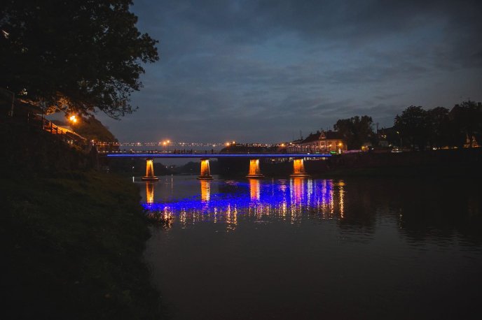 В Ужгороді пішохідний міст прикрашений світлодіодними прожекторами – 11 В Ужгороді пішохідний міст прикрашений світлодіодними прожекторами – 11