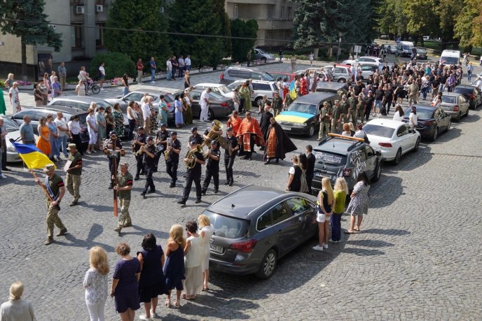 Був щирим та життєрадісним: в області провели в останню путь військового – 07