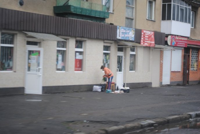 Стихійна торгівля в Мукачеві: влада бачить вибірково (ФОТОРЕПОРТАЖ) – 08