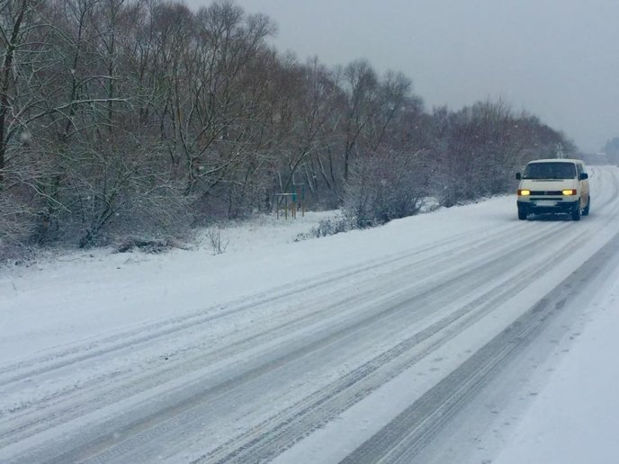 На Карпатських перевалах через сильні снігопади утворились кількакілометрові затори – 02