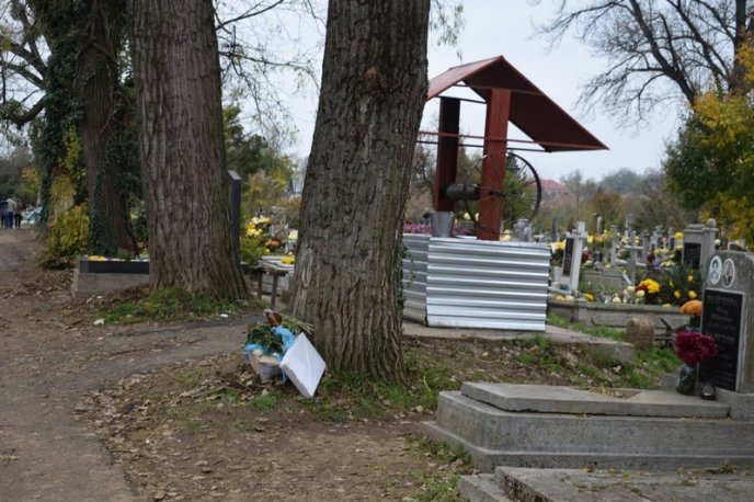 Гори сміття: як виглядає кладовище після Дня пам’яті – 09