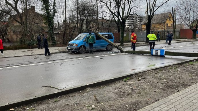 В Ужгороді на дорогу впали електричні стовпи – 01