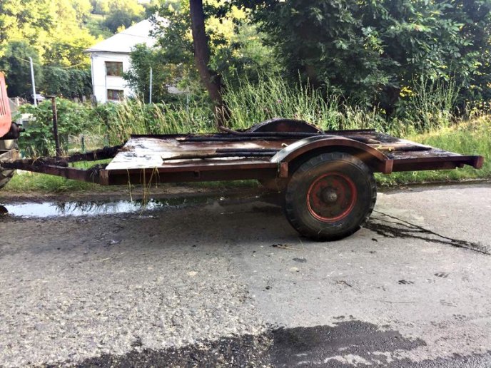 Посеред дороги загорівся причіп трактора – 01