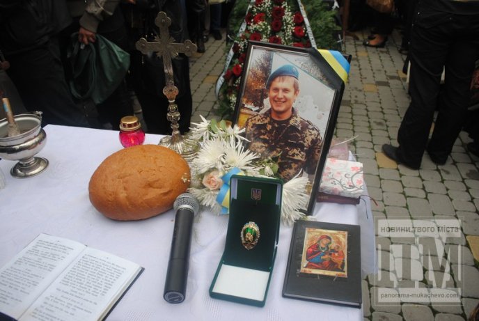 Сум, плач та сльози: Мукачево попрощалось з героєм-земляком (ФОТОРЕПОРТАЖ) – 03