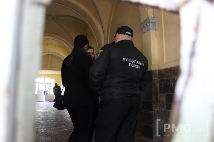 Протести у центрі Мукачева: сутички, заблокована ратуша та крики "Ганьба" в адрес мера – 24