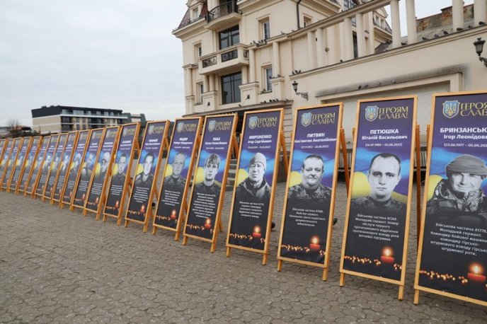 36 портретів загиблих військових розмістили на вуличній інсталяції в Ужгороді – 03
