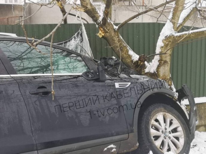 На Хустщині сталась ДТП: постраждала дівчина – 03