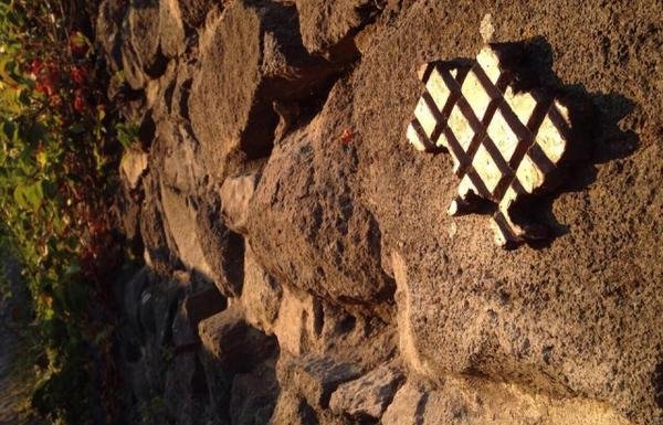 В Ужгороді встановили нову міні-скульптурку у вигляді контурів України та у формі плитки шоколаду – 01