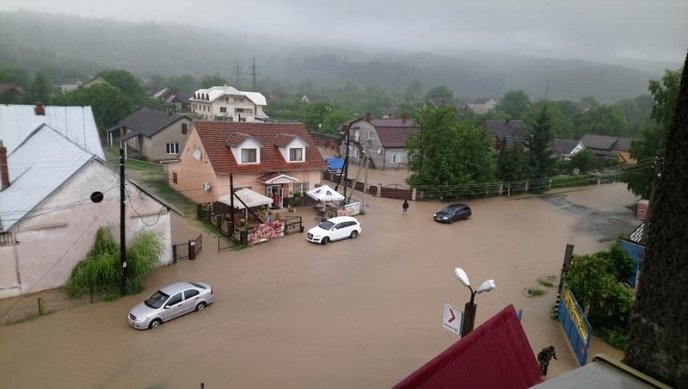 В одному із населених пунктів області вода з потічків залила вулиці – 04