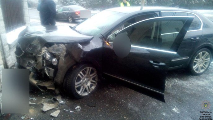 В Ужгороді зіткнулись "Фольксваген" та "Шкода" – 02