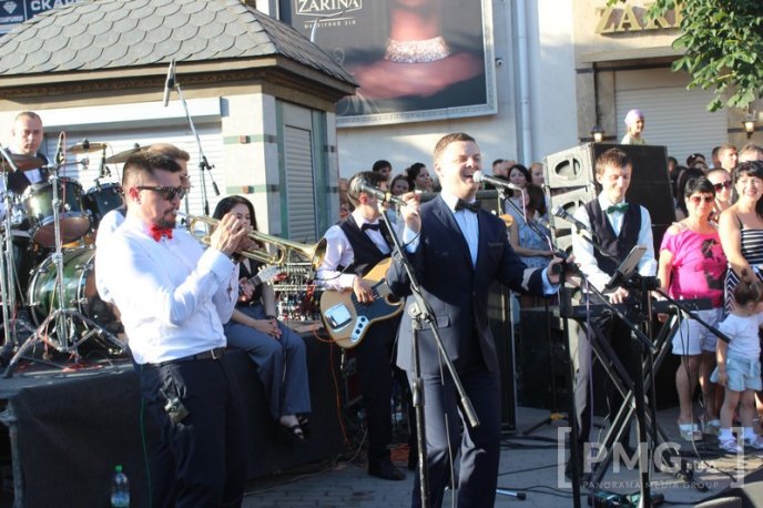 Мукачівські випускники станцювали прощальний вальс у центрі міста – 03