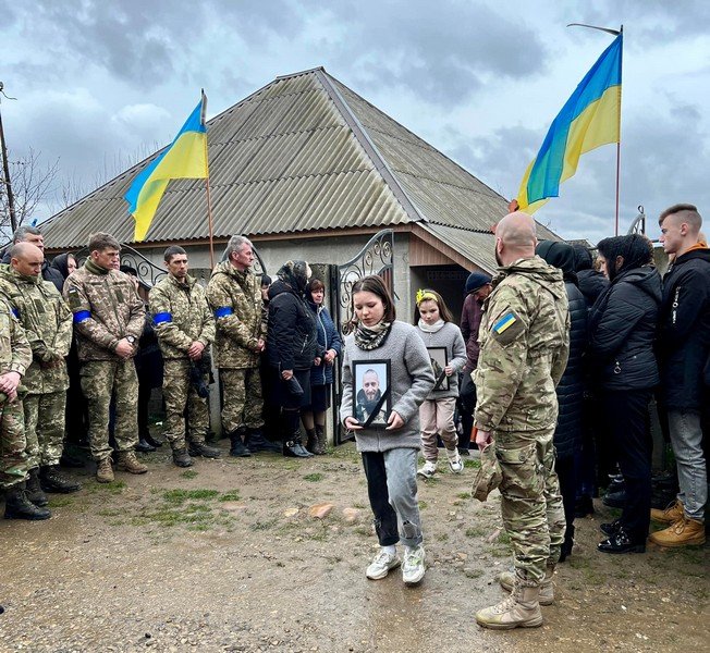 На Закарпатті провели в останню путь двох захисників-товаришів – 03