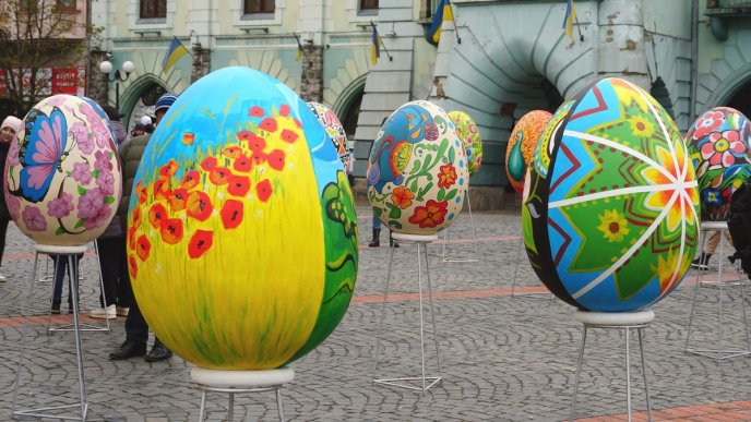 У центрі Мукачева проводять виставку макетів великих писанок – 13