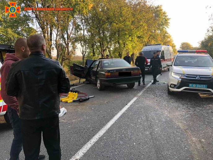 На Закарпатті шкільний автобус потрапив у ДТП. У нього врізалась "Ауді" – 05