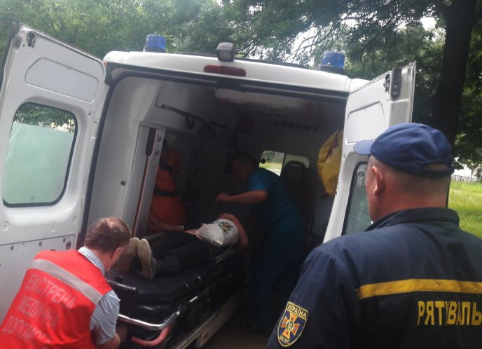 На території одного з храмів Виноградівщини жінка наштрикнулась рукою на огорожу – 01