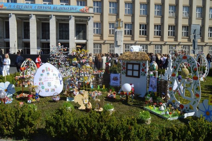 На головній площі Закарпаття розквітли писанками великодні дерева – 06