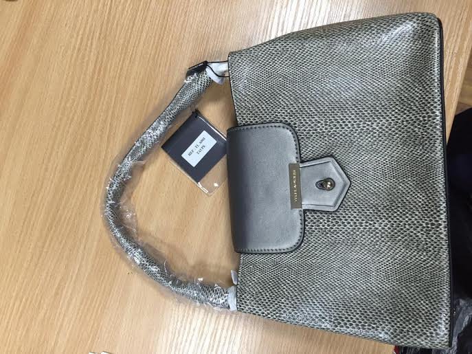 Двоє українців залишились без брендових сумок та взуття з Франції та Португалії – 07