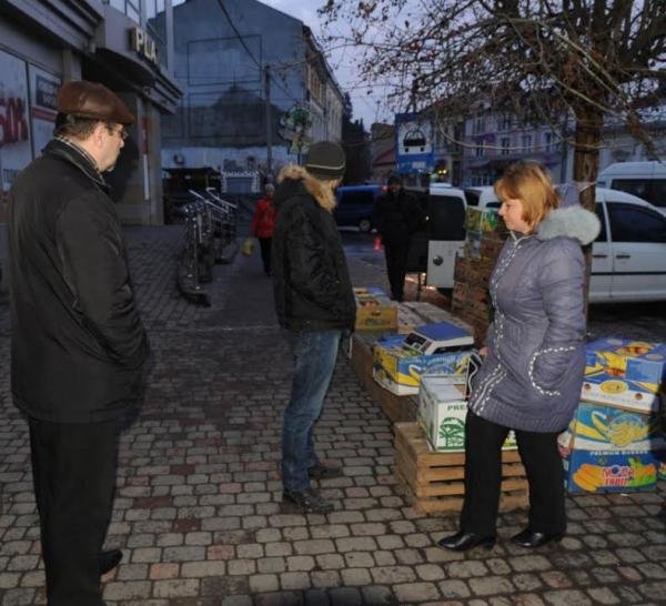 В Ужгороді муніципальна поліція ганяла продавців стихійного ринку – 01