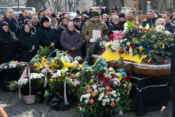 Закарпатці провели в останню путь вчителя, який загинув на війні – 01