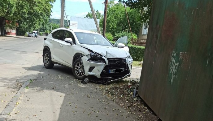 В Ужгороді сталась ДТП за участі автомобіля Lexus – 01