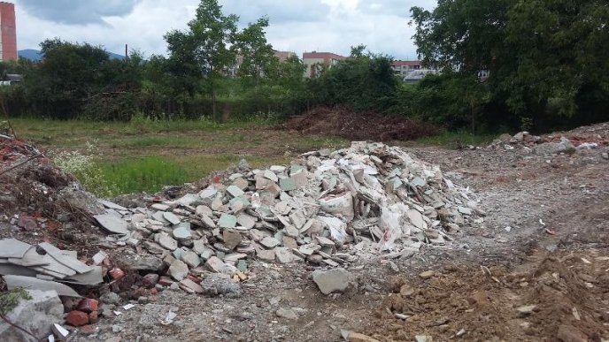 Троє мукачівців перетворили узбіччя вулиці на сміттєзвалище – 01