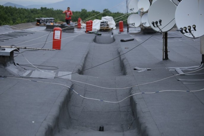 В одному з мікрорайонів Мукачева розпочали капремонт даху багатоповерхівки – 02