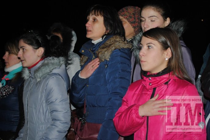 У Мукачеві запалили найбільший герб України на Закарпатті (ФОТОРЕПОРТАЖ) – 16