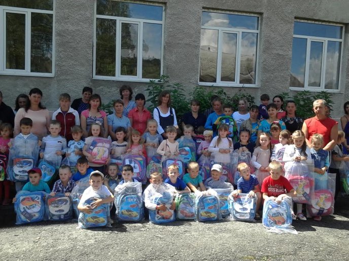 Більше півтори тисячі першачків Рахівщини отримали новенькі ранці з канцелярським приладдям – 01