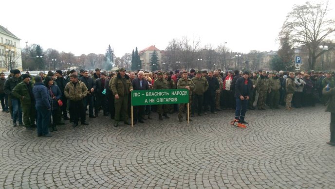 Лісівники прийшли із бензопилами під стіни Закарпатської ОДА – 02