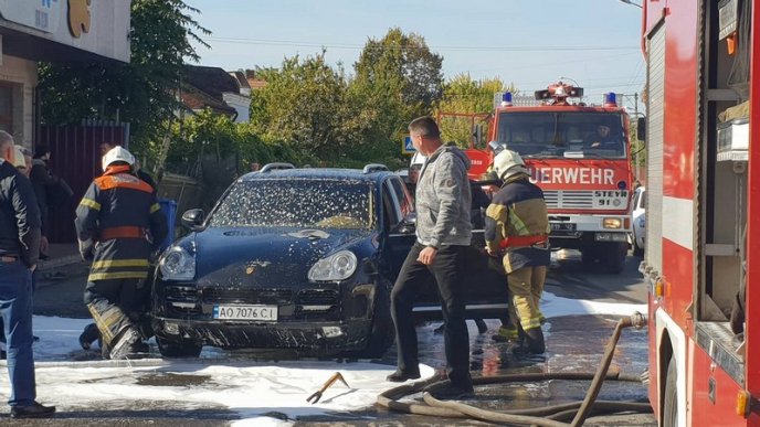 В Ужгороді горів "Porsche Cayenne": подробиці від рятувальників – 04
