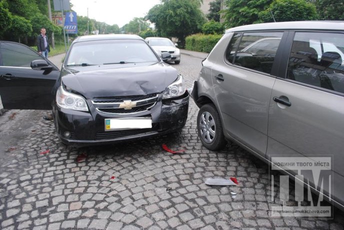 У Мукачеві велика ДТП: зіткнулись чотири автомобілі – 01