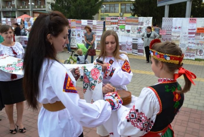 Тячівські майстрині провели районне свято вишитих рушників – 09