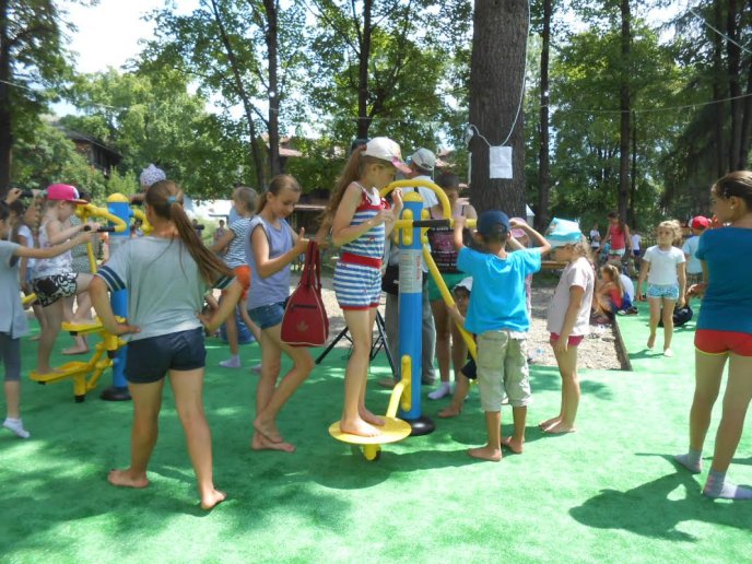 У столиці Гуцульської республіки відкрили спортмайданчик із більше десятком різних тренажерів – 01