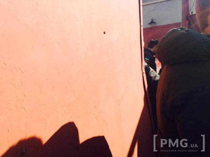 На місце протестів приїхала патрульна поліція і проводить "роз’яснювальну роботу" із студентами – 04