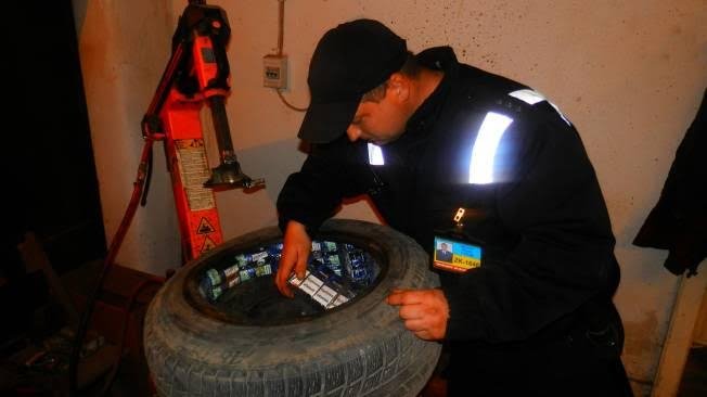 Прикордонники Мукачівського загону виявили контрабандні цигарки у колесах автомобіля – 03