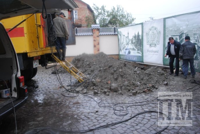 Аварійні роботи на Червоноармійській заблокували рух транспорту майже на півміста (ФОТОРЕПОРТАЖ) – 05