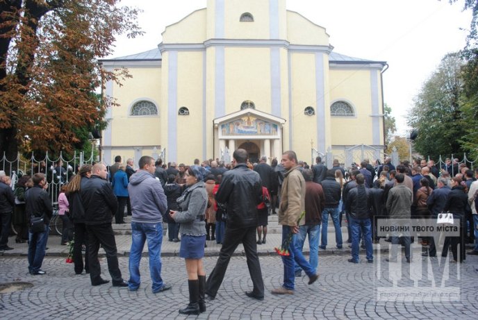 Сум, плач та сльози: Мукачево попрощалось з героєм-земляком (ФОТОРЕПОРТАЖ) – 17