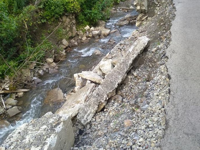 Одна з доріг Закарпаття є небезпечною: люди бояться відпускати дітей  – 05