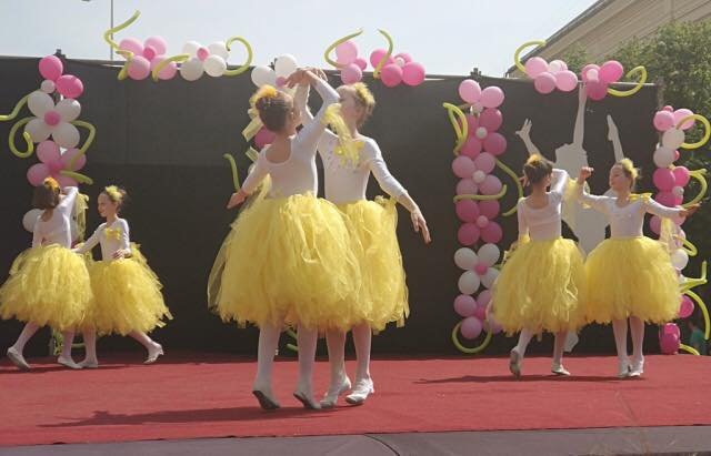 У центрі Мукачева провели танцювальне свято – 18