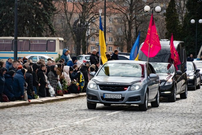 Залишились двоє синів: в Ужгороді поховали військового – 01