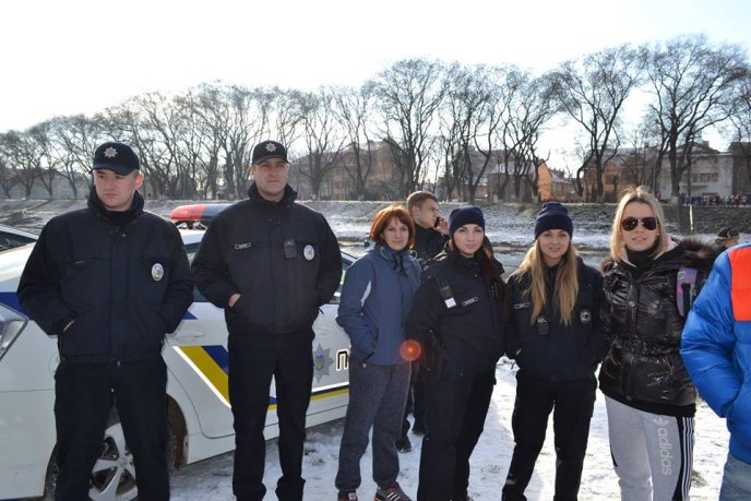 Патрульні поліцейські занурились у холодний Уж – 04