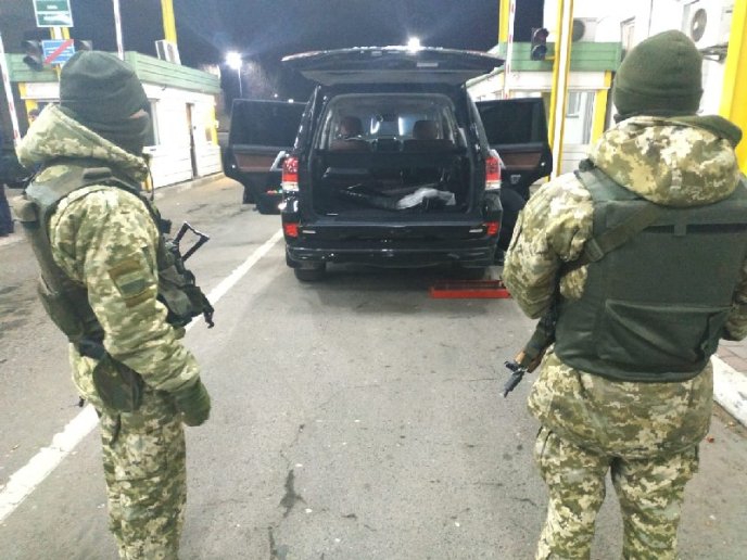 Майже на 6 годин заблокував смугу руху: подробиці скандалу на КПП «Тиса» – 05