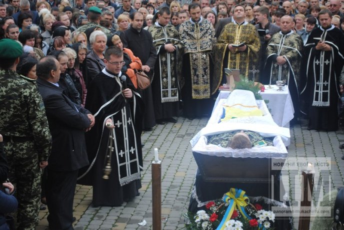 Сум, плач та сльози: Мукачево попрощалось з героєм-земляком (ФОТОРЕПОРТАЖ) – 06