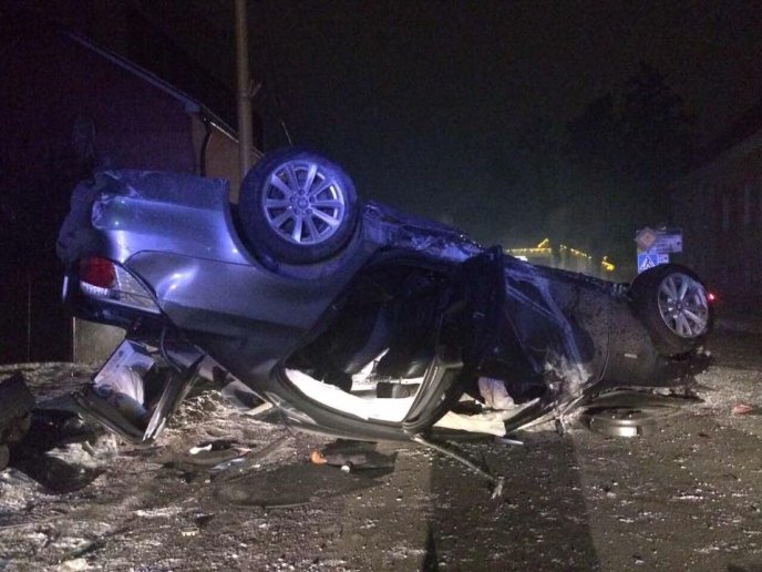 З’явились фото карколомної новорічної ДТП в Ужгороді, у яку потрапила іномарка "BMW" – 01