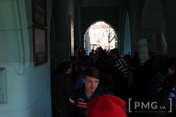 Протести у центрі Мукачева: сутички, заблокована ратуша та крики "Ганьба" в адрес мера – 19