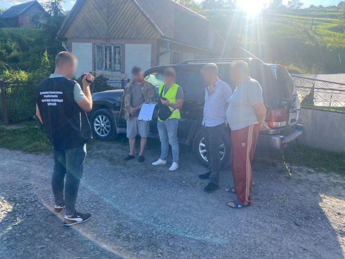 Правоохоронці провели обшуки в осіб, які переправляли чоловіків через кордон – 04