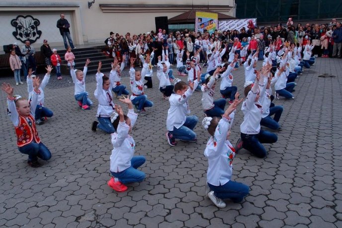 Як закарпатці в центрі Ужгорода танцювали – 12